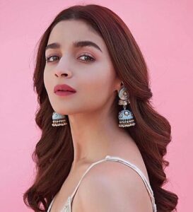 Alia Bhatt classic loose hairstyle