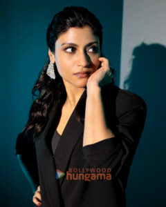 Konkona Sen Sharma with her minimal earring as an asseccory for her black ensemble