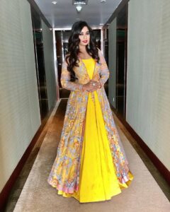Shreya Ghoshal with her floral print yellow saree