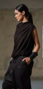 Vintage vs. Modern Edges: Debate on Red Carpet 007