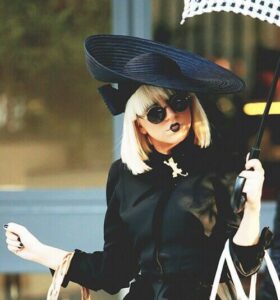 Vintage vs. Modern Edges: Debate on Red Carpet 004