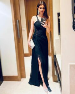 Diana Penty sexy high slit