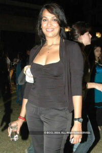 Madhu Sapre black casual outfit 