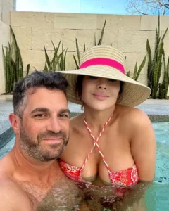 Alyssa Milano beach side look