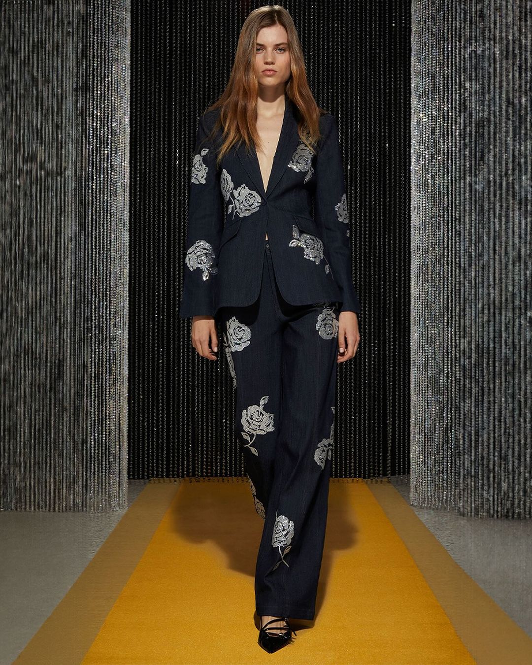 Cinq à Sept Resort 2025 ready-to-wear collection fashion show