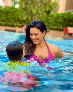 Shweta Tiwari Bikini; sexy pics in the pool