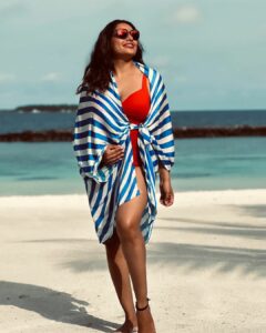 Bipasha Basu hot in red