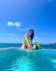 Daisy Shah sexy bikini