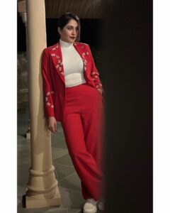 Regina Cassandra chic and hot