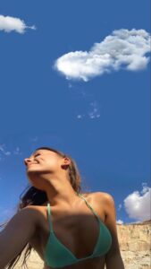 How Ariana Grande Can Look Like a Beach Babe