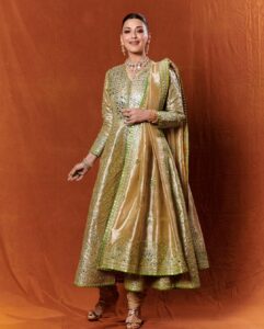 hot saree by Sonali Bendre