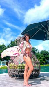  Mandira Bedi sexy bikini