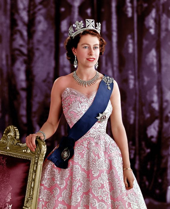 Elizabeth II fashion pink dress in the 50's