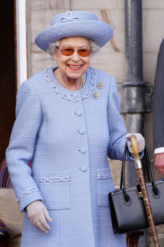 Elizabeth II fashion blue dress and hat