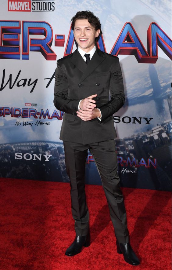 Tom Holland Fashion on the red carpet black suit 