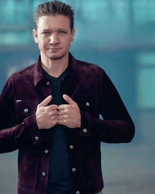 Jeremy Renner in Casual Button-Down Shirts