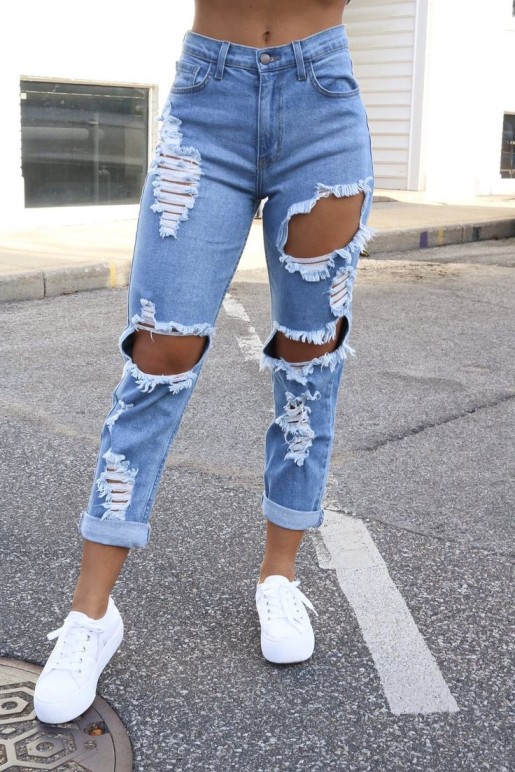 Effortless Elegance with Monochrome High-Waisted Jeans