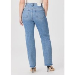 Straight-Leg Jeans For The Hourglass Body Types