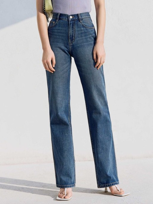 Straight-Leg Jeans For The Apple-Shaped Body Types