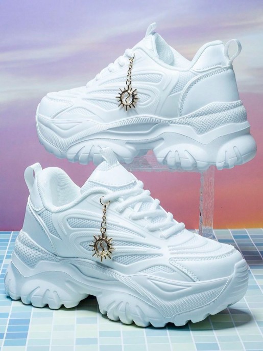 Chunky Sneakers Is Creating Depth to the Modern Hull minimalist fashion ensembles