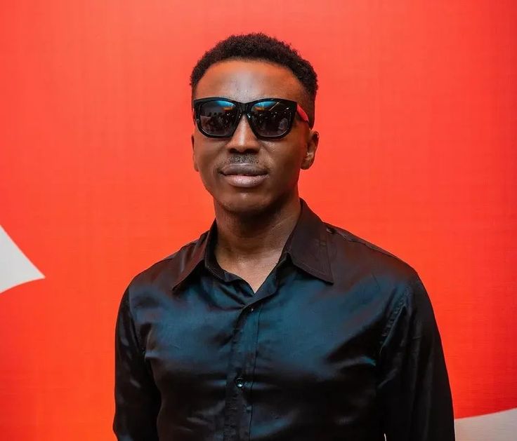 Frank Edwards fashion accessorized look