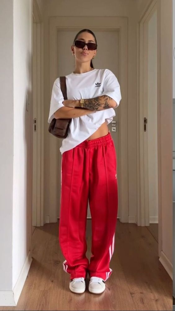 oversized t-shirts white with red sweat pants