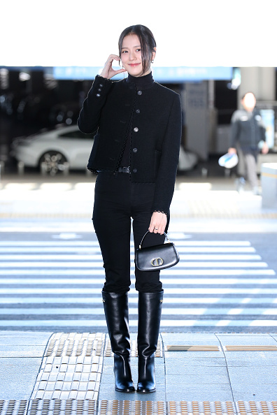 Blackpink’s Jisoo at the Dior Spring Fashion Show in all black 