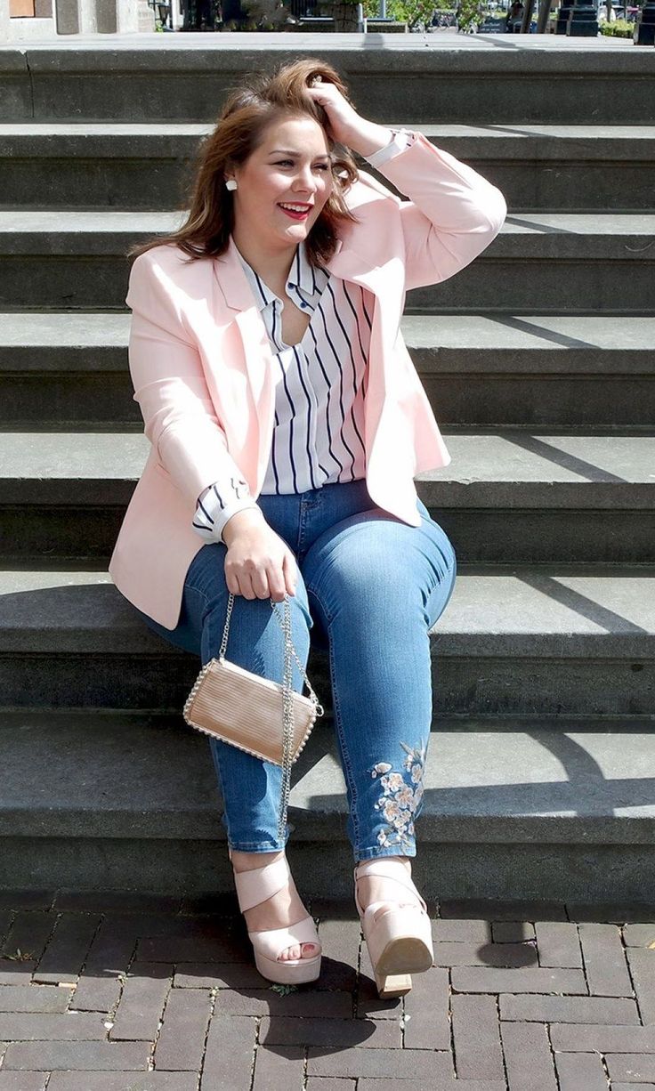 Light pink plus-size blazerswith clutch bag