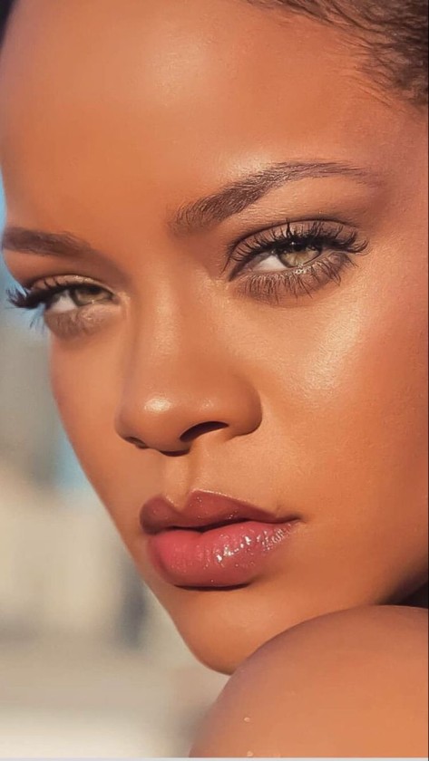 Rihanna’s Beauty Secrets natural lashes