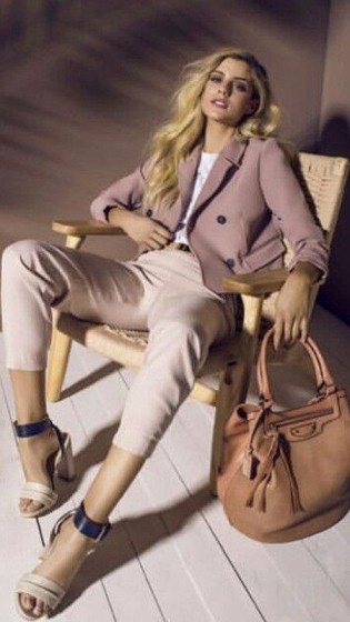 How to Spice Up Workplace Vague Attire by Incorporating Accessories