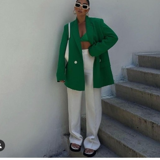 Loose-Fitted Oversized Blazer Outfits on Simple Top. Requirements: