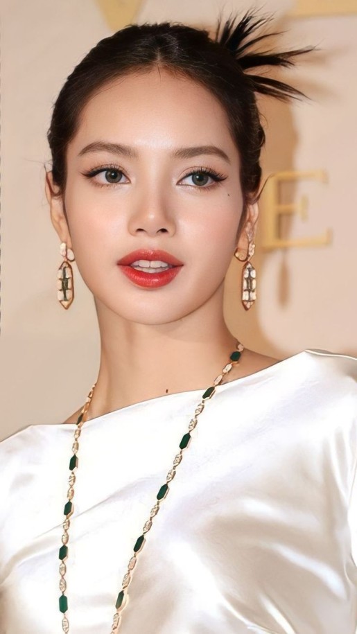 beauty tips of Selena Gomez and Blackpink’s Lisa with flawless makeup pink dress