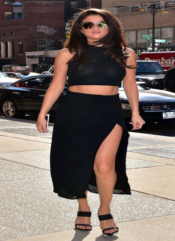 Trendy Layers: Does Selena Gomez Make With Layered Crop Tops?