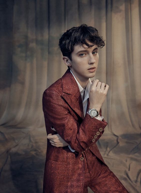 Troye Sivan pastel suit