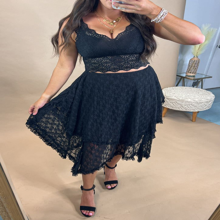 Flawless Lace Skirt Outfits for Every Body Type with lace crop top