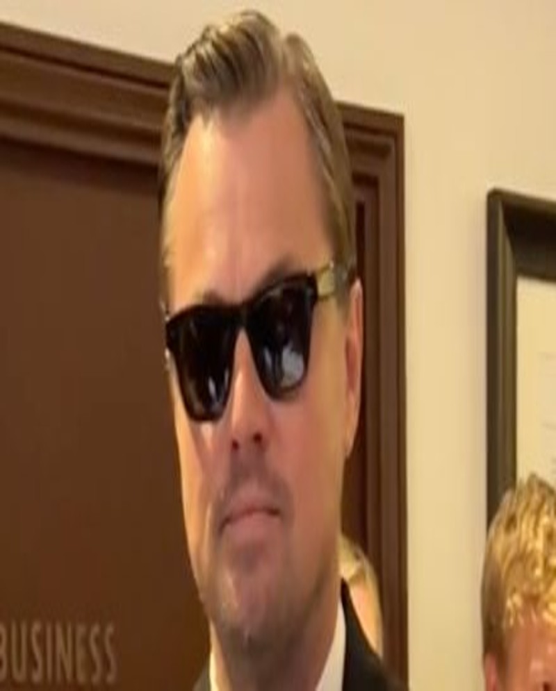 Rock Leonardo DiCaprio Ray-Ban Wayfarer with a Goatee beard