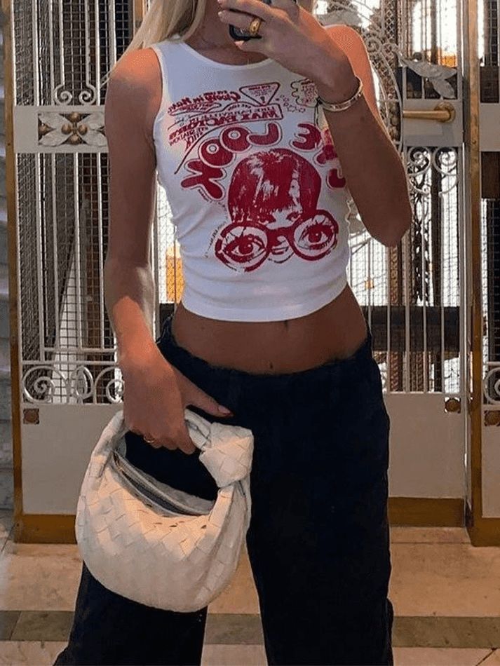 Y2K outfits include crop tops that generally are a bit sassy