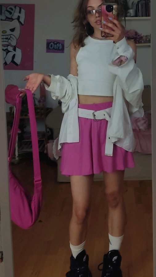 Y2K outfits have a flirtatious and exoskeleton style with unmistakable mini-skirts