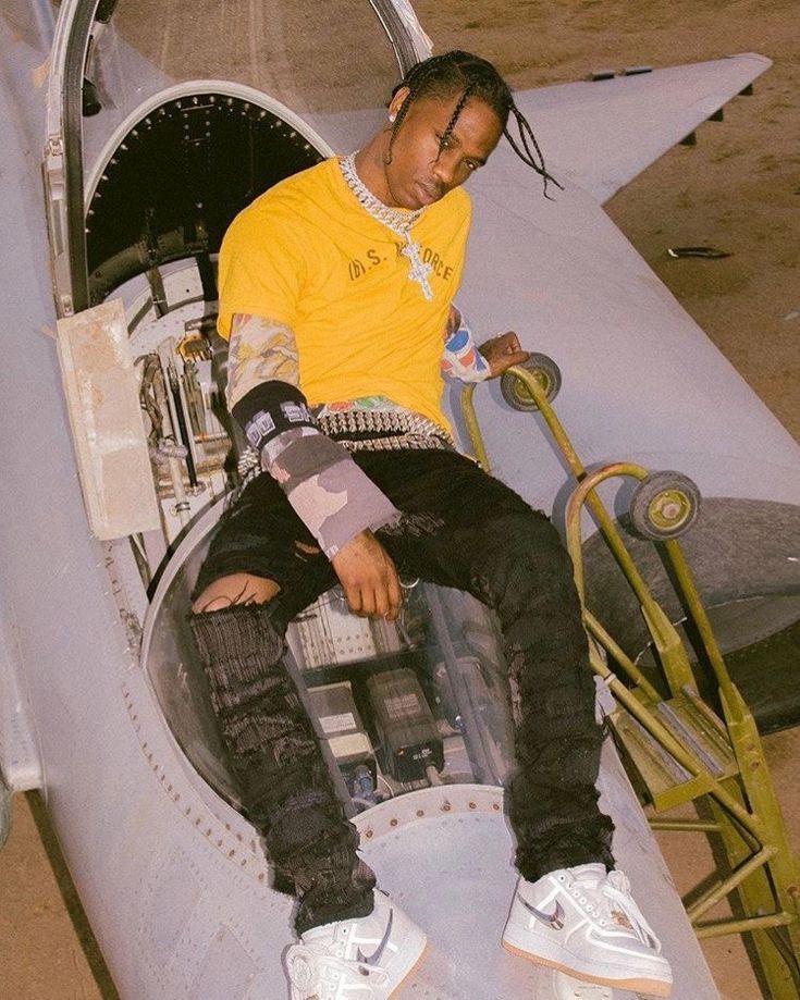 Travis Scott's denim and t-shirts yellow shirt
