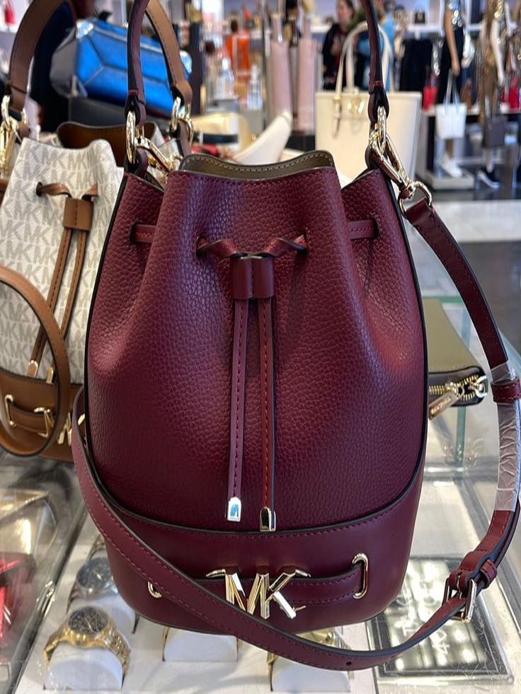 Burgundy Bucket Bags for Chic Fall Looks 1