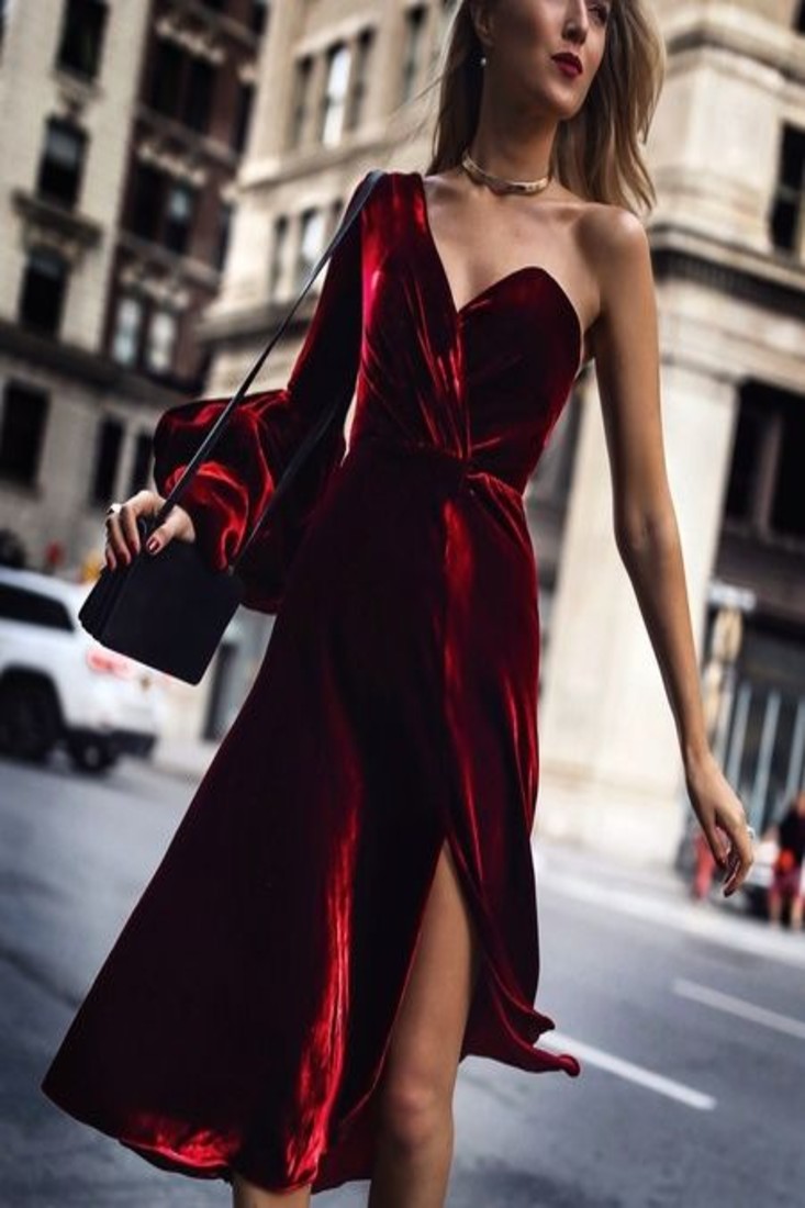 Choosing a Velvet Christmas Cocktail Dress for an Elegant and Luxurious Look