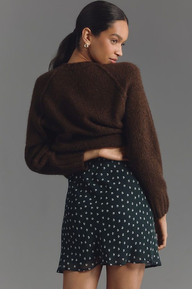 Must-Have Short Slip Skirts for Effortless Chic Looks 1