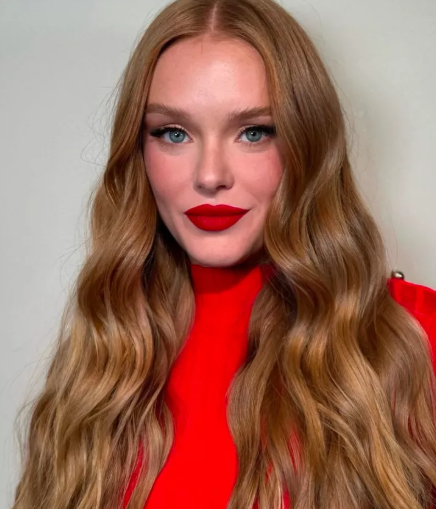 Christmas makeup ideas red lipstick and sweater