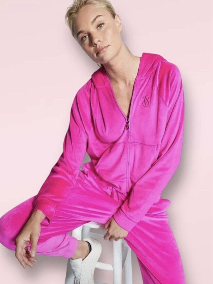 Velour Tracksuit Women and why it is perfect for travel