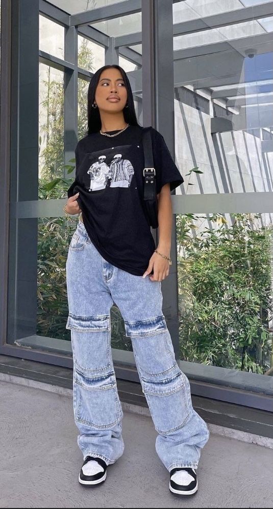oversized t-shirts with high waiste jeans 