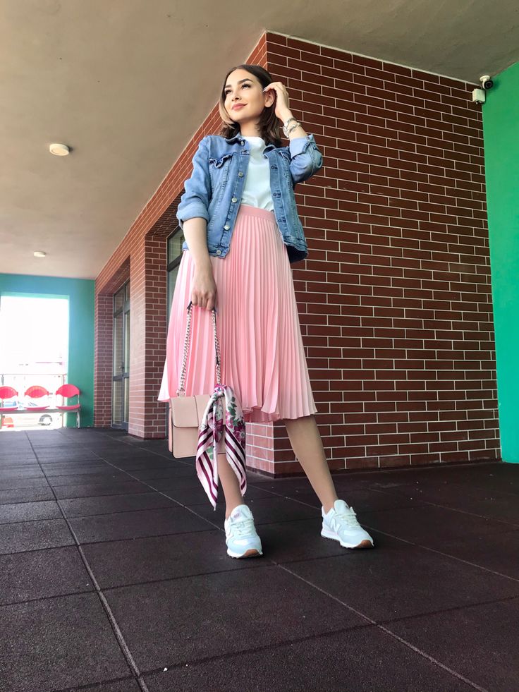Pleated skirts with denim jacket 