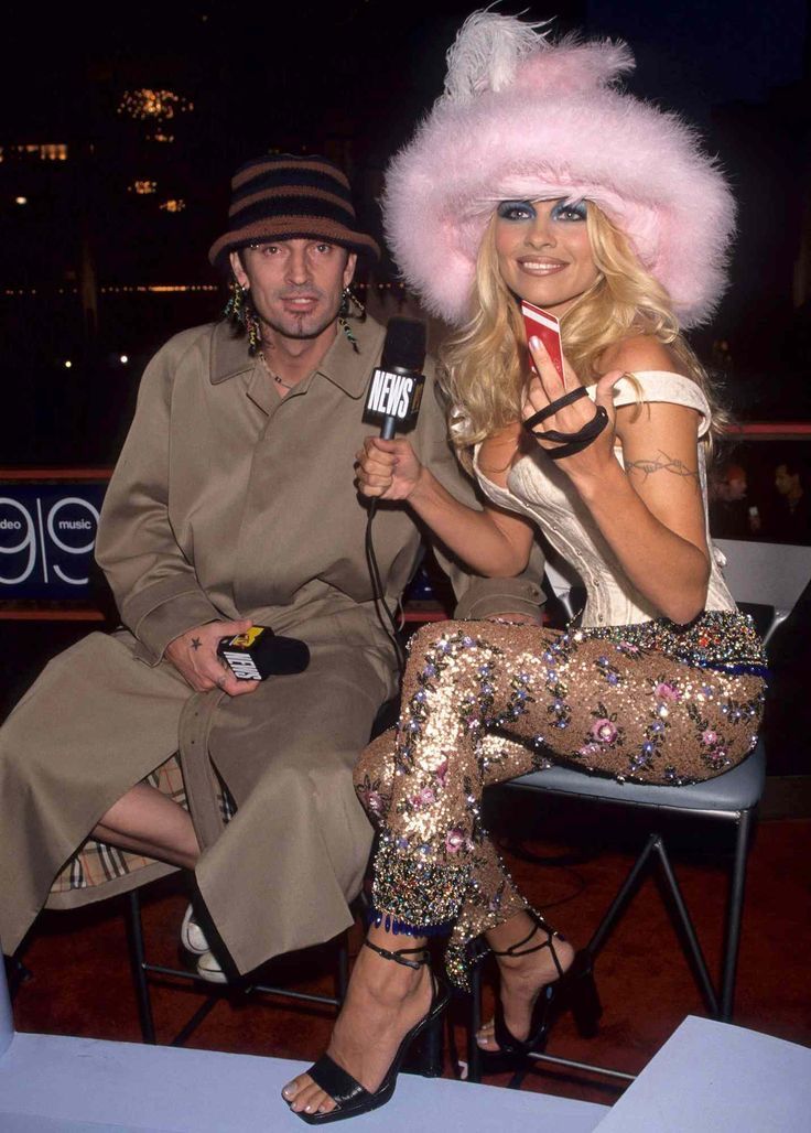 Pamela Anderson in The 1999 MTV VMAs White Fur Hat Look