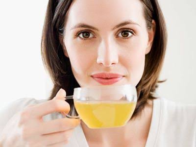 Woam drinking green tea