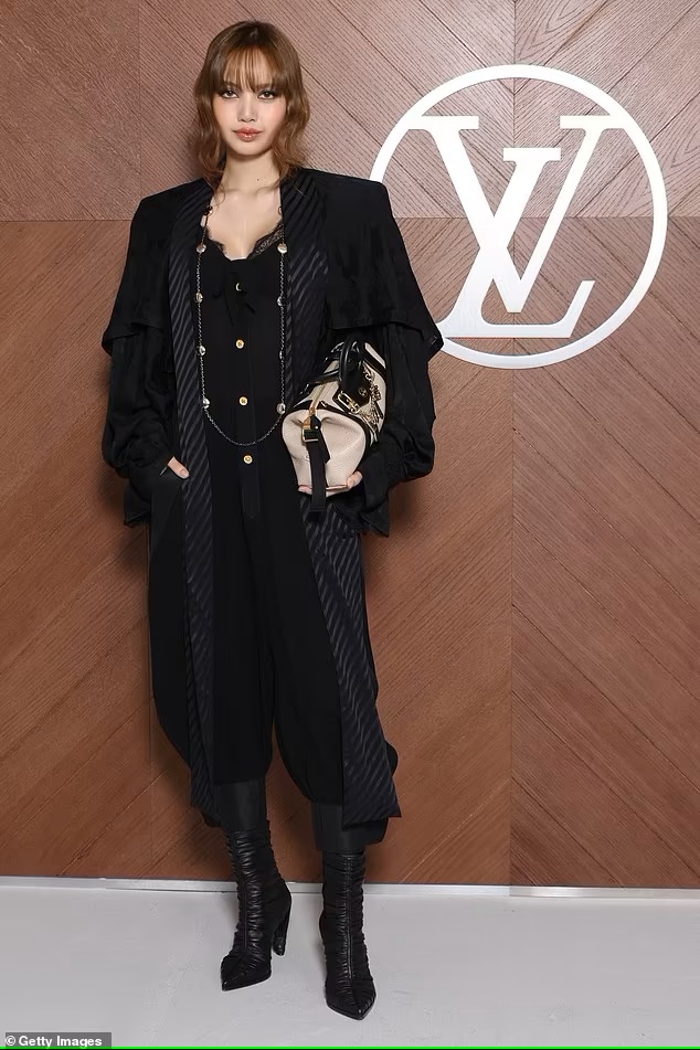 Lisa Nicolas Ghesquière’s Loius Vuitton Womenswear Fall-winter