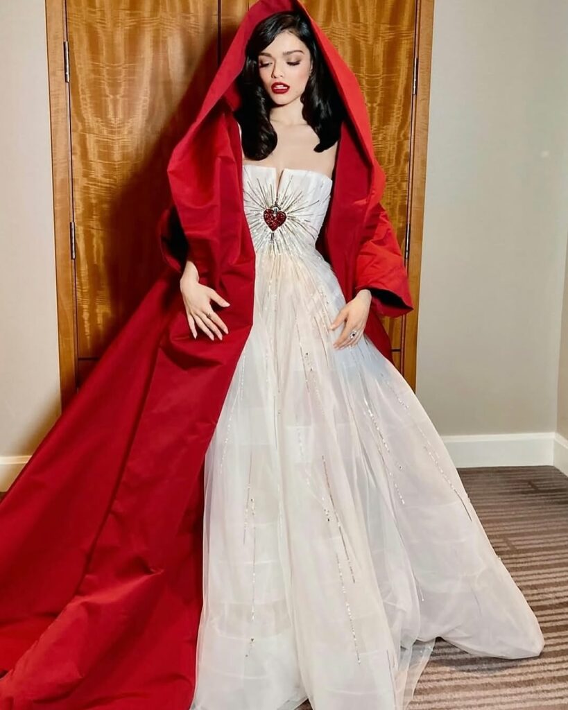 Rachel Zegler at the Snow White premiere white dress with red wrap